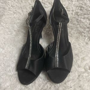 The touch of Nina Elegant Black fabric satin heels with Rhinestone Detail SZ9.5